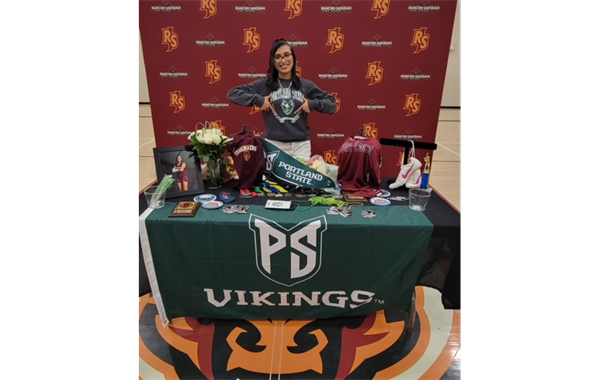 Savannah signs her NLI with Portland State U T&F